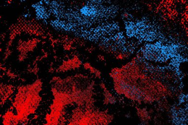 Kırmızı ve mavi renkli, soyut, esmer, pejmürde bir doku. Grunge arkaplanı, metin veya reklam için boşluk resmini kopyala