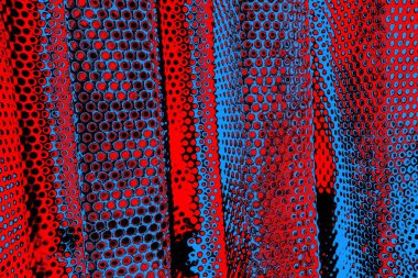 Soyut kırmızı ve mavi renkli pejmürde bir doku. Grunge arkaplanı, metin veya reklam için boşluk resmini kopyala