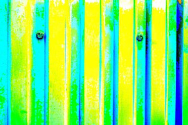 Oluklu metal levha çit görevi görüyor, dikey çizgilere yatay görünüm