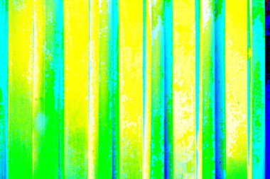 Oluklu metal levha çit görevi görüyor, dikey çizgilere yatay görünüm