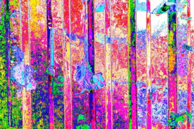 Oluklu metal levha çit görevi görüyor, dikey çizgilere yatay görünüm