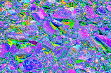 Doğada kayalık yol