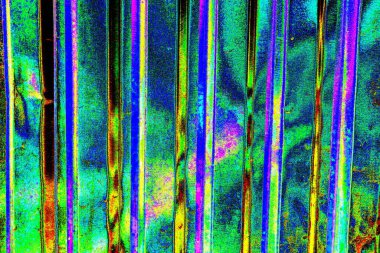 Oluklu metal levha çit görevi görüyor, dikey çizgilere yatay görünüm