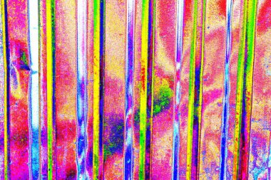 Oluklu metal levha çit görevi görüyor, dikey çizgilere yatay görünüm