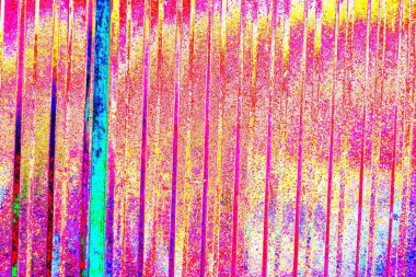 Oluklu metal levha çit görevi görüyor, dikey çizgilere yatay görünüm