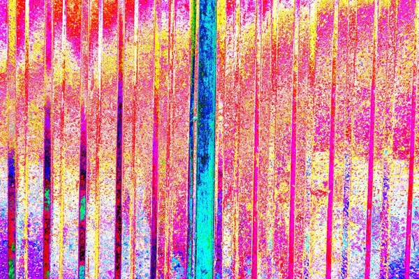 Oluklu metal levha çit görevi görüyor, dikey çizgilere yatay görünüm