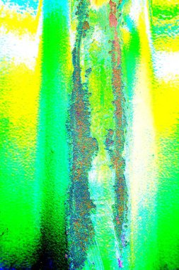 Oluklu metal levha çit görevi görüyor, dikey çizgilere yatay görünüm