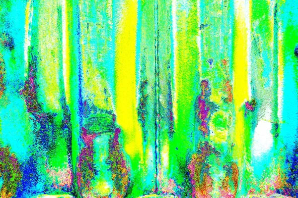 Oluklu metal levha çit görevi görüyor, dikey çizgilere yatay görünüm