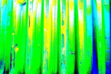 Oluklu metal levha çit görevi görüyor, dikey çizgilere yatay görünüm