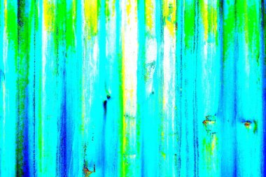 Oluklu metal levha çit görevi görüyor, dikey çizgilere yatay görünüm