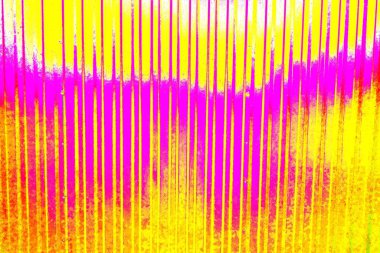 Boyalı ve kıvrımlı metal levhalar çit görevi görür, dikey çizgilere yatay görünüm