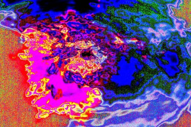 Kırmızı ışıklar suya yansıdı. Siyah arkaplanda su sıçraması