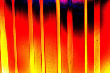 Oluklu metal levha çit görevi görüyor, dikey çizgilere yatay görünüm