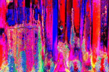 Oluklu metal levha çit görevi görüyor, dikey çizgilere yatay görünüm