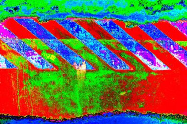 Beton duvar, sarı arka planda siyah çizgiler.