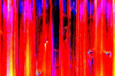 Oluklu metal levha çit görevi görüyor, dikey çizgilere yatay görünüm