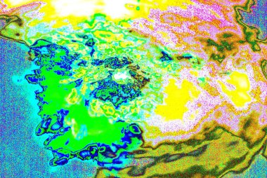 Kırmızı ışıklar suya yansıdı. Siyah arkaplanda su sıçraması