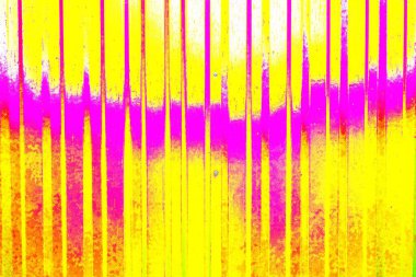 Boyalı ve kıvrımlı metal levhalar çit görevi görür, dikey çizgilere yatay görünüm