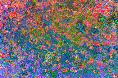 Soyut neon renkler çizik ve çatlaklarla dokulu duvar. 