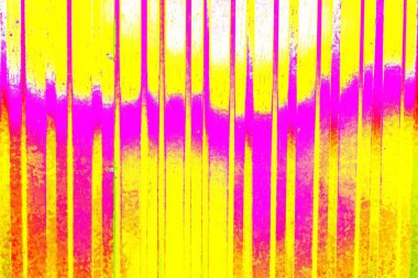 Boyalı ve kıvrımlı metal levhalar çit görevi görür, dikey çizgilere yatay görünüm