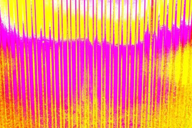 Boyalı ve kıvrımlı metal levhalar çit görevi görür, dikey çizgilere yatay görünüm