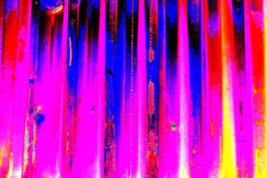 Oluklu metal levha çit görevi görüyor, dikey çizgilere yatay görünüm