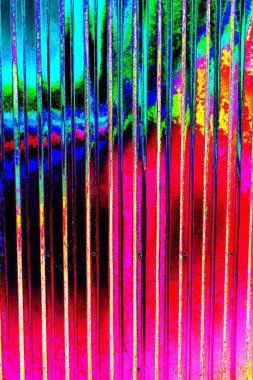 Boyalı ve kıvrımlı metal levhalar çit görevi görür, dikey çizgilere yatay görünüm