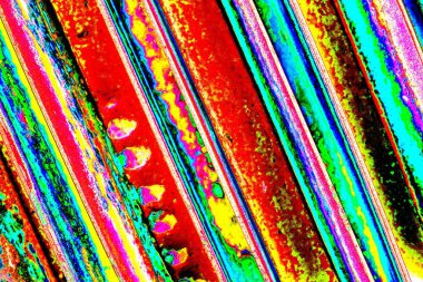 Soyut neon renkler çizik ve çatlaklarla dokulu duvar. 