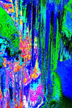 Kışın donmuş şelale. Transcarpathia, Rakhiv bölgesi, Kobiletska Polyana köyü.