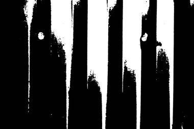 Oluklu metal levha çit görevi görüyor, dikey çizgilere yatay görünüm