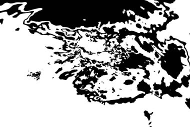 Kırmızı ışıklar suya yansıdı. Siyah arkaplanda su sıçraması