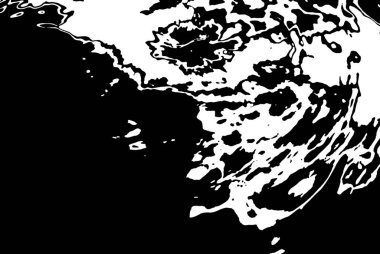 Kırmızı ışıklar suya yansıdı. Siyah arkaplanda su sıçraması