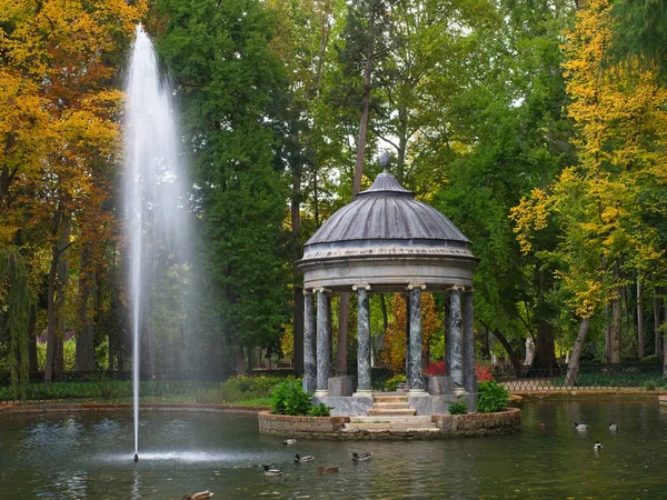 Brunnen im Teich der Chinescos — Stockfoto