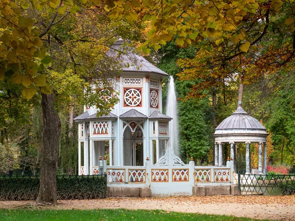 Tempel und Mausoleumsteich der Chinescos — Stockfoto