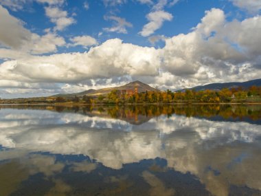 Bir göle yansıyan bulutlu manzara