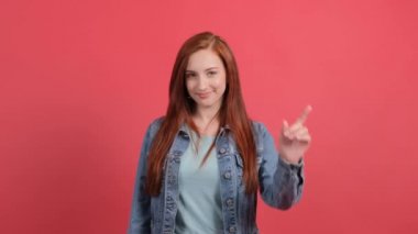 Seni işaret eden ve telefonda konuşan tatlı bir kız..