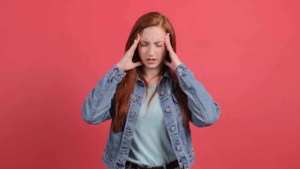 Dolor de cabeza. Mujer joven sintiendo dolor, sosteniendo la cabeza con la mano. — Vídeos de Stock