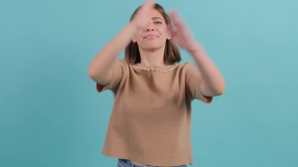 Close up de jovem mulher fazendo parar gesto, cruzando as mãos. — Vídeo de Stock