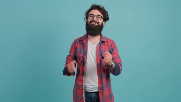 Ano, vítězný gesto. Překvapený vousatý muž šokován. Happy guy surprised to camera — Stock video