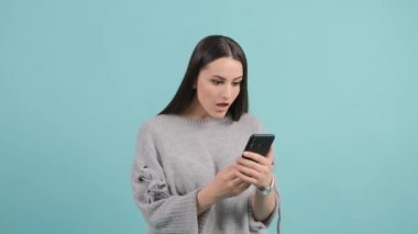 Cep telefonuna bakan kafası karışmış bir kadının portresi..