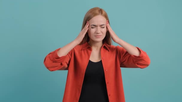 Dolor de cabeza. Mujer joven sintiendo dolor, sosteniendo la cabeza con la mano. — Vídeos de Stock
