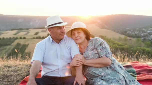 Couple âgé au pique-nique d'été au coucher du soleil. — Video