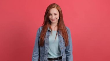 Genç bir kadın en iyi fikrin göstergesi olarak parmağını kaldırıyor.