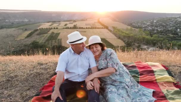 Starší pár na letním pikniku při západu slunce. — Stock video
