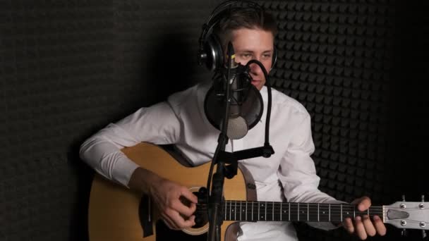 Jovem músico que está gravando nova música em um estúdio de som. — Vídeo de Stock