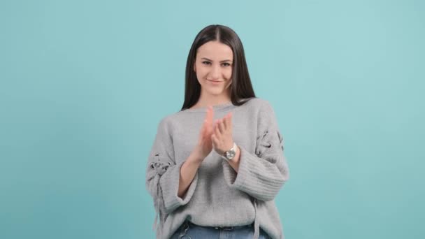 Applauding young pretty girl, clapping on turquoise background. — Stock Video