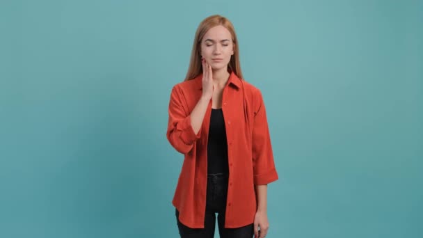 Mooie vrouw geïsoleerd op turquoise achtergrond lijden aan ernstige kiespijn. — Stockvideo