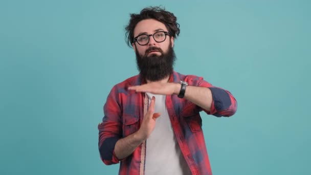 Retrato de um homem barbudo fazendo o tempo fora gesto, pedindo uma pausa. — Vídeo de Stock