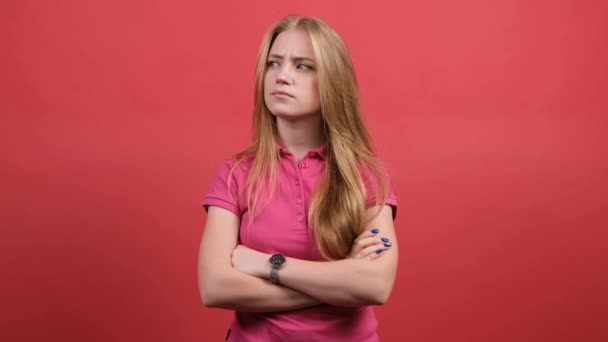 Porträtt av förvirrad flicka står med korsade händer, tänker intensivt — Stockvideo