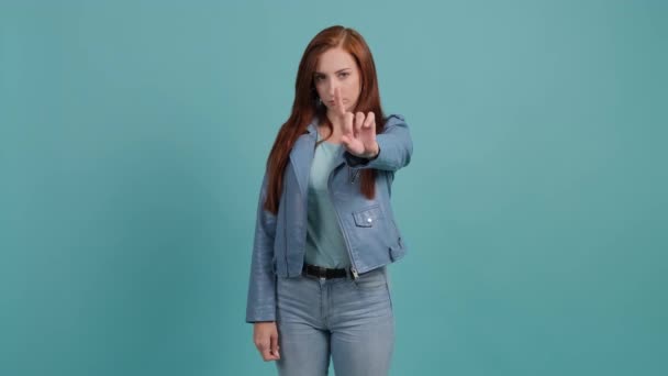 Portret van een prachtige vrouw tonen nee met haar vinger op turquoise achtergrond. — Stockvideo